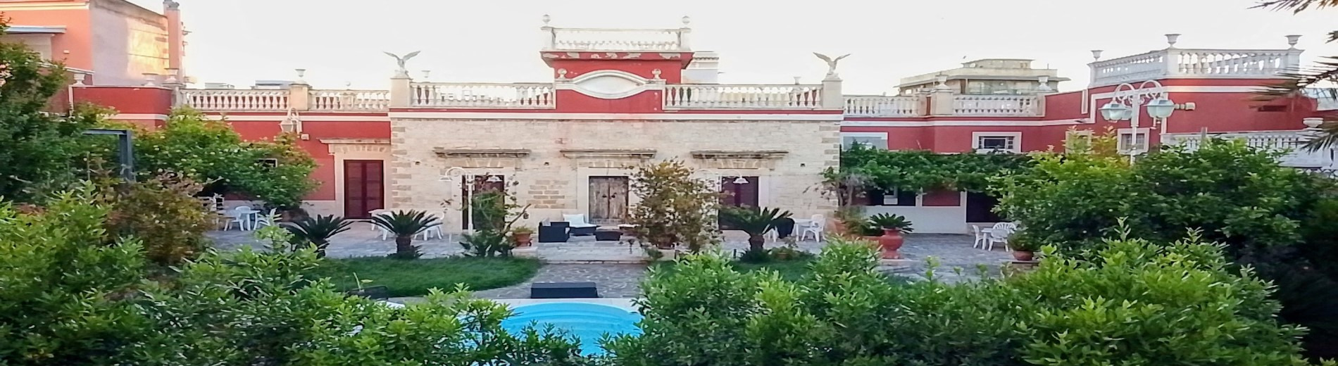 150 meters from the sea. 60 meters from the train station. 10 minutes from the airport. 20 minutes from the old town of Bari.